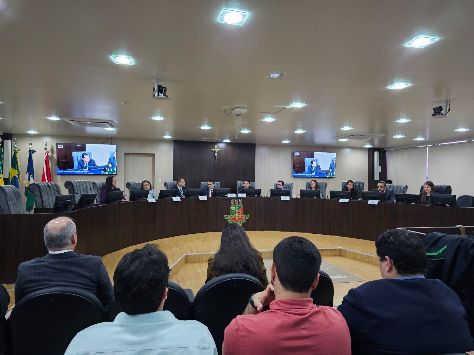 foto colorida da magistrados em sessão sendo realizada no Tribunal Pleno