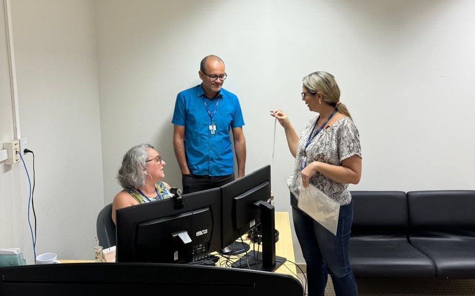 foto colorida de dois servidores realizando a blitz em um departamento