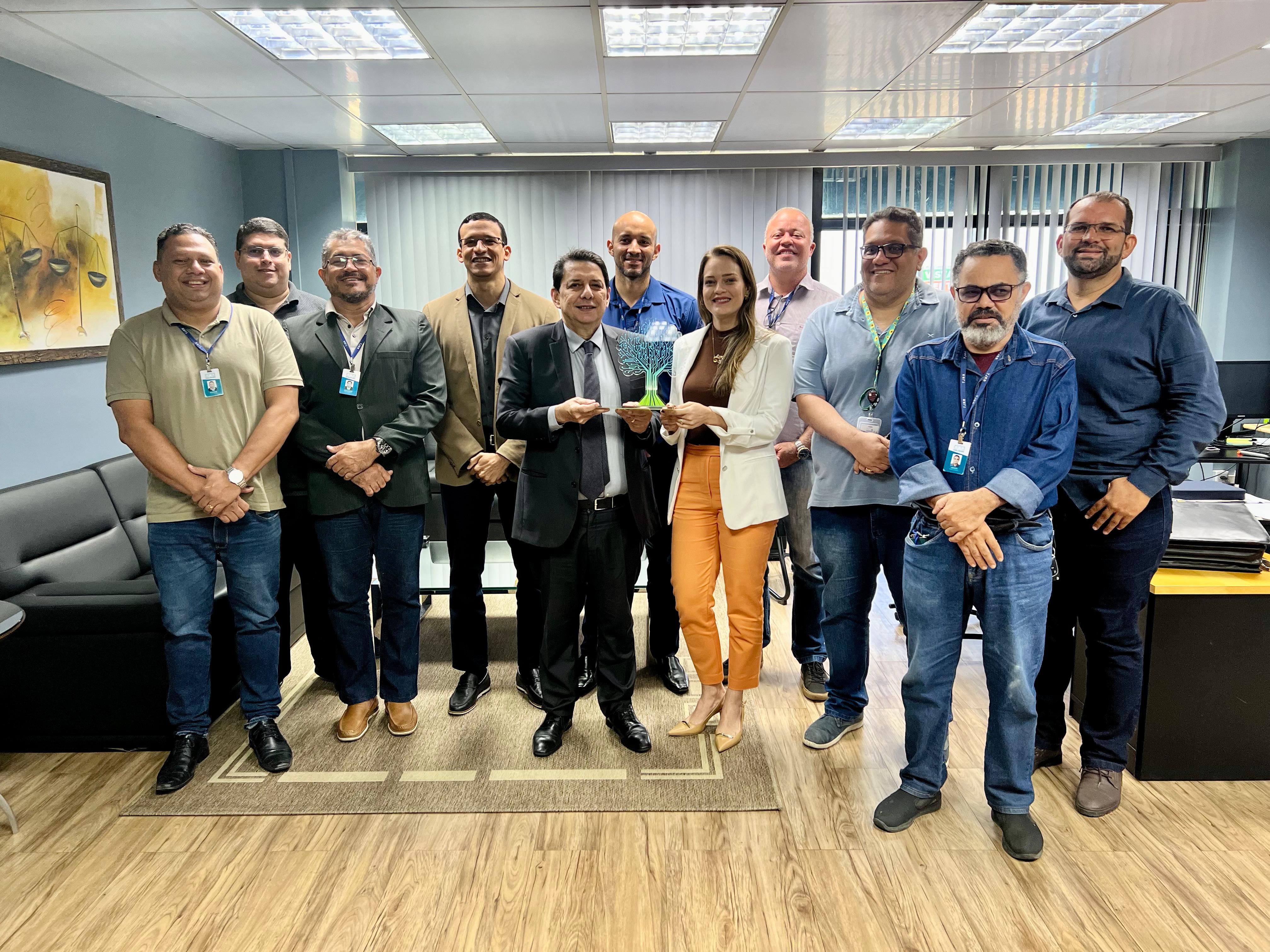 Imagem do desembargador Jésus Nascimento reunido com o secretário-geral, Henrique Tavares, a secretária de Finanças, Taináh Westin, e representantes de sindicatos e associações dos servidores do Poder Judiciário