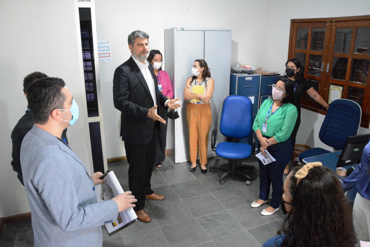 Imagem colorida contém o juiz convocado Luiz Fernando Mallet, conversando com servidores do TJRR.