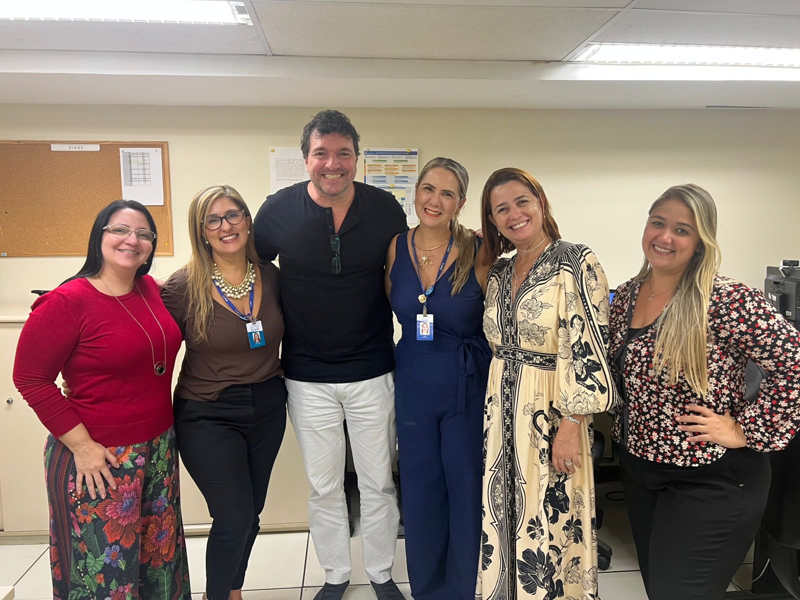A imagem colorida contém as servidoras Erika Horta e Cristine Helena Rodrigues, do Tribunal de Justiça de Roraima (TJRR)e mais quatro servidores do TJRJ posando para fotografia, durante uma visita técnica ao Tribunal de Justiça do Rio de Janeiro (TJRJ). Abaixo a frase “INTERCÂMBIO DE BOAS PRÁTICAS: Servidoras do TJRR realizam visita técnica ao TJRJ na área de Gestão por Processos e Qualidade.”