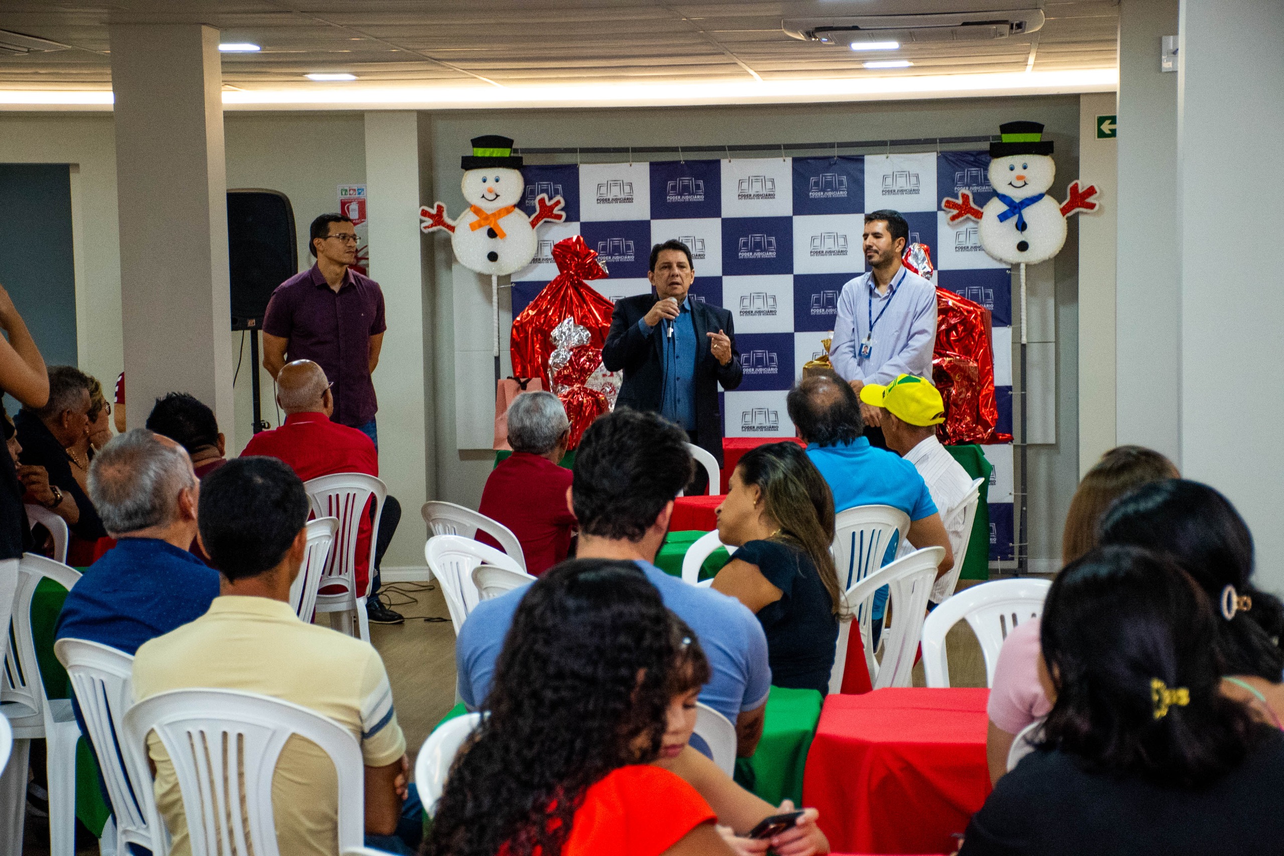 Foto colorida o presidente do Tribunal de Justiça de Roraima (TJRR), desembargador Jésus Nascimento, falando ao miicrofone no salão de eventos