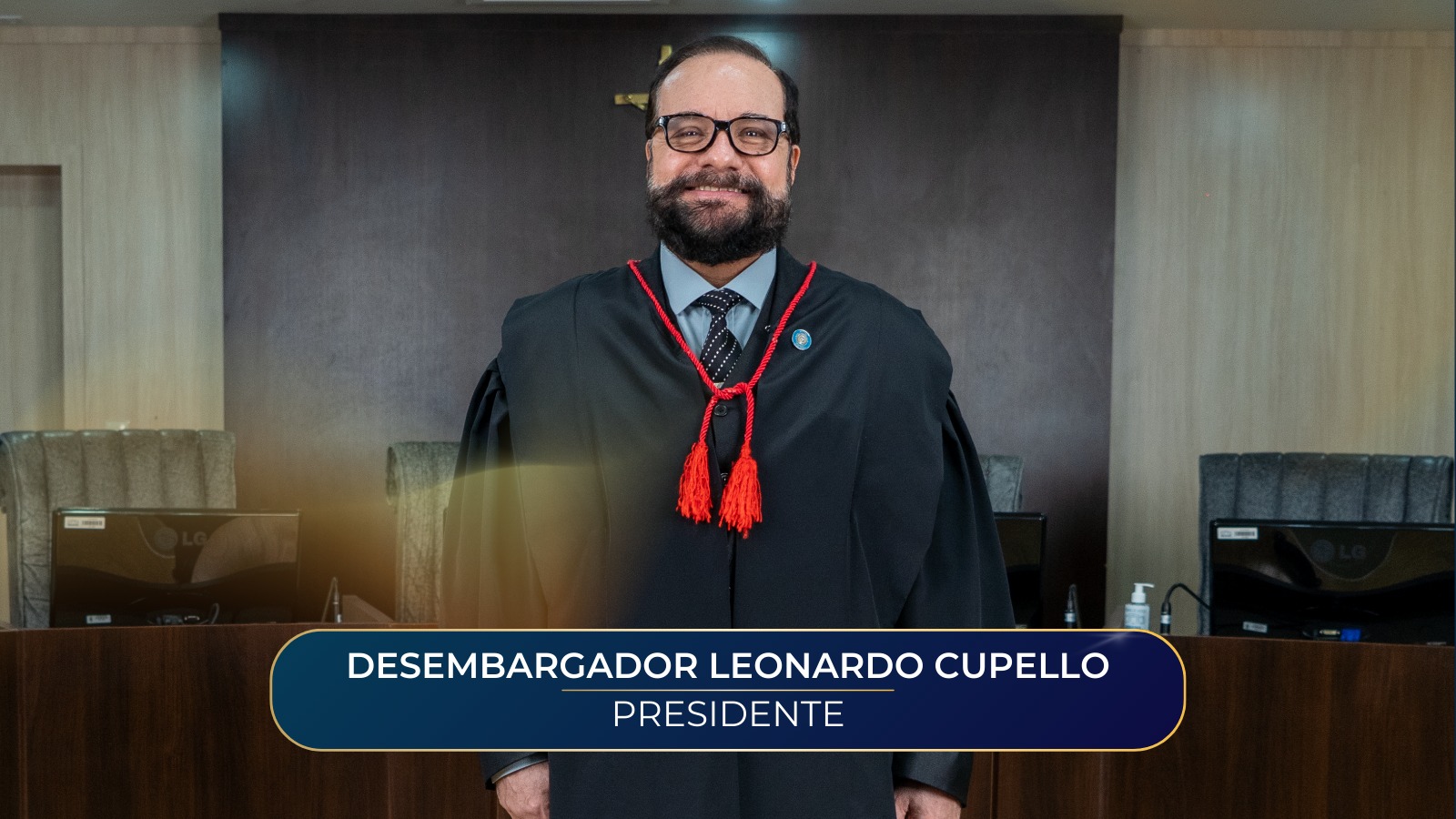 Foto colorida do desembargador Leonardo Pache de Faria Cupello. Abaixo na foto o texto: desembargador Leonardo Cupello, Presidente