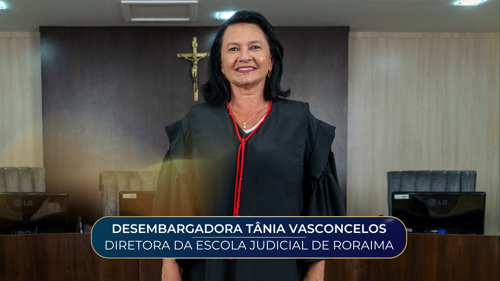 Foto colorida da desembargadora Tânia Maria Brandão Vasconcelos. Abaixo na imagem o texto: desembargadora Tânia Vasconcelos, Diretora da Escola Judicial de Roraima