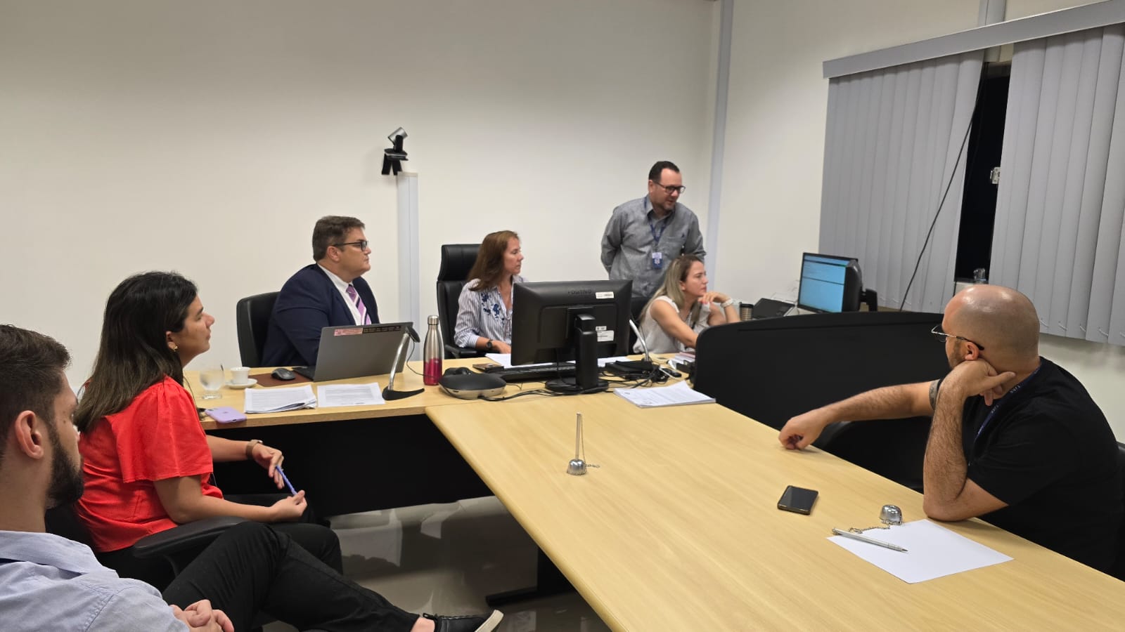 Imagem colorida contém sete pessoas, sendo seis delas servidores do TJRR, durante auditoria interna para certificação do ISO 9001:2015, sentados em volta de uma mesa em formato de T, e todos estão com suas atenções direcionadas para um dos computadores que está sendo utilizado durante a auditoria interna. Imagem colorida contém sete pessoas, sendo seis delas servidores do TJRR, durante auditoria interna para certificação do ISO 9001:2015, sentados em volta de uma mesa em formato de T, e todos estão com suas atenções direcionadas para um dos computadores que está sendo utilizado durante a auditoria interna.