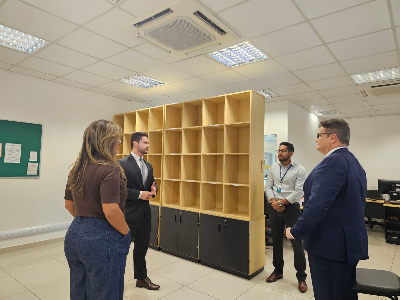 Imagem colorida contém o juíz Cleber Gonçalves Filho, conversando com mais três pessoas durante auditoria no TJRR. Imagem colorida contém o juíz Cleber Gonçalves Filho, conversando com mais três pessoas durante auditoria no TJRR.