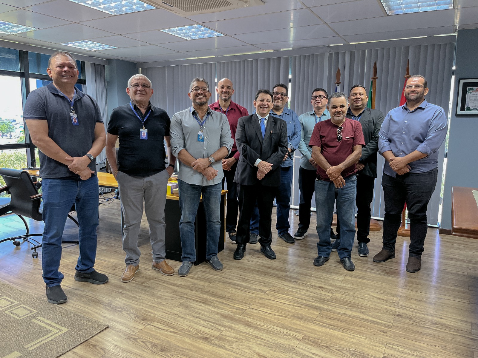 foto colorida do presidente do tjrr pousando para fotografia junto com os representantes do sindicato