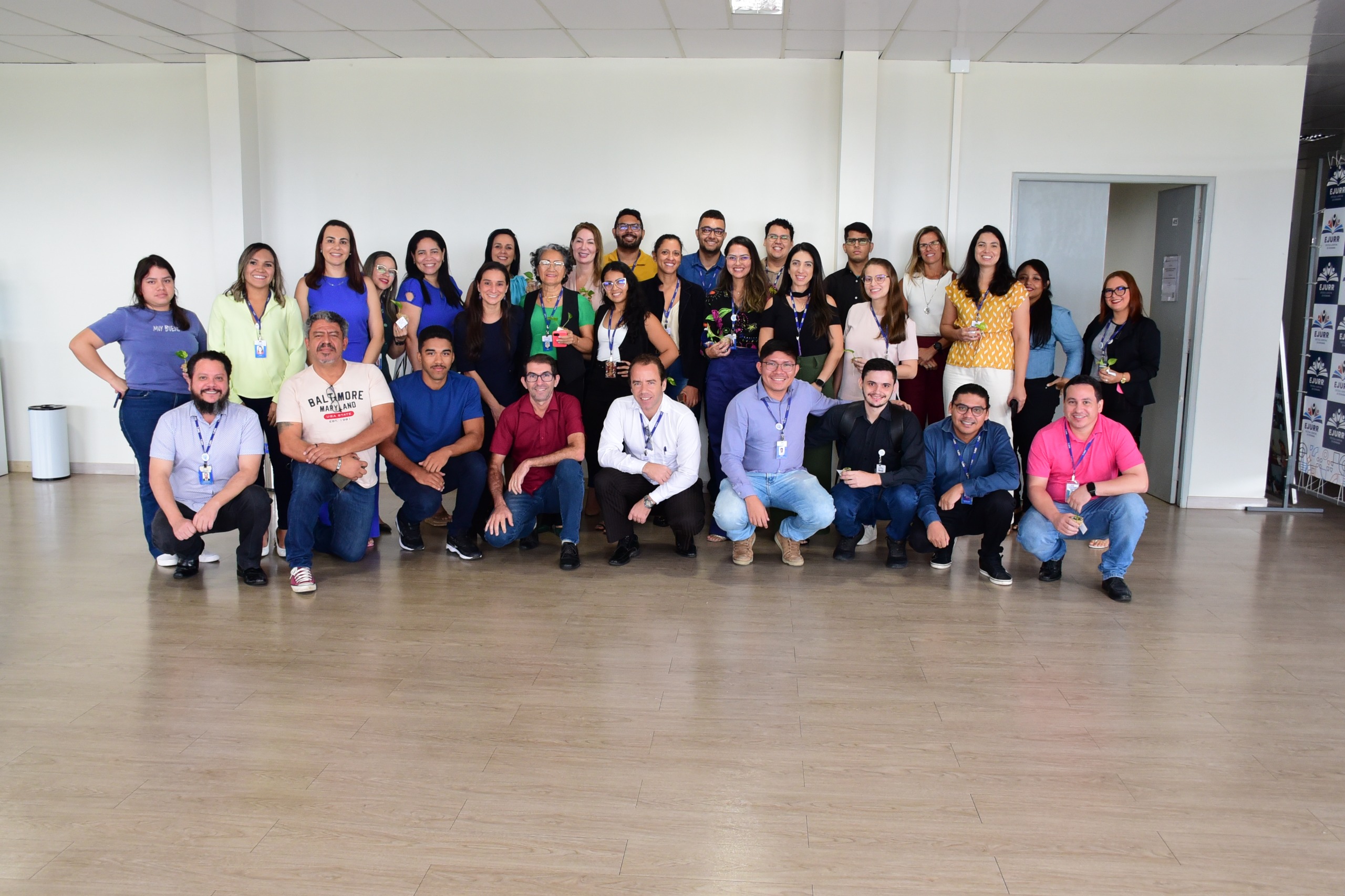 Foto colorida mostra servidoras e servidores do TJRR posando para a foto.  Abaixo o texto “INOVAÇÃO – Programação com palestras, workshops e inaugurações reúnem mais de 400 participantes”.