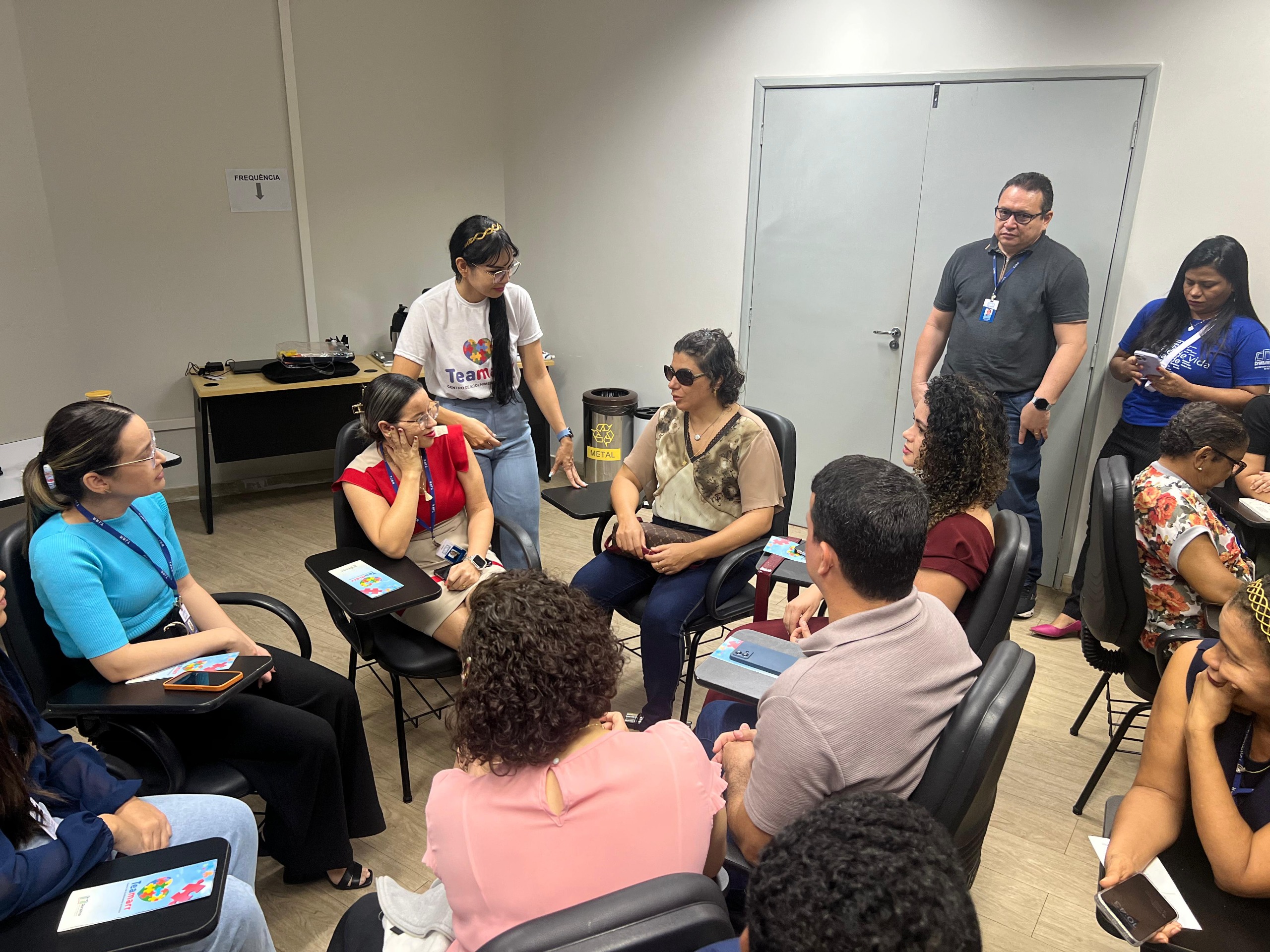 foto colorida de uma roda de conversa com servidores do TJRR