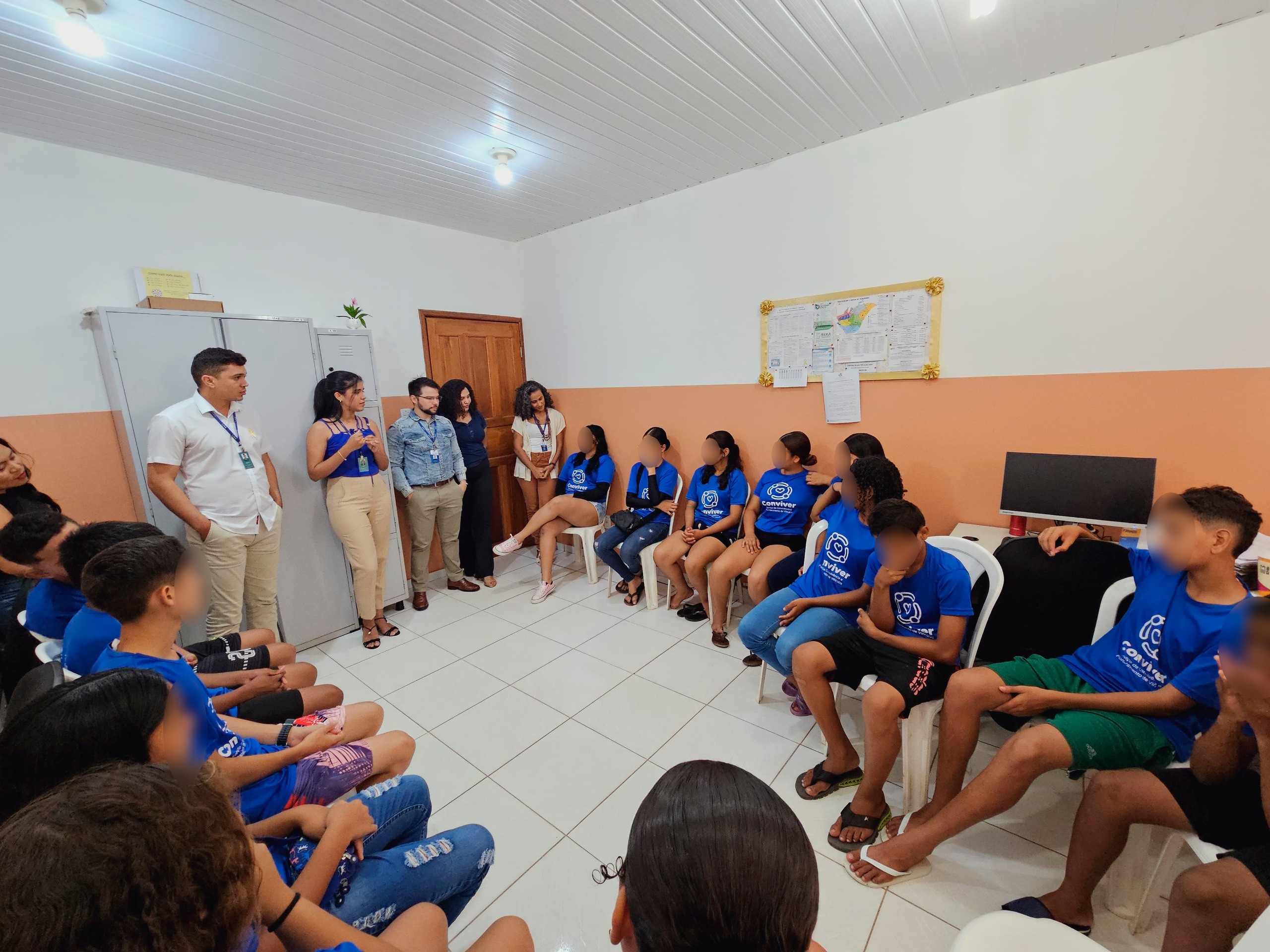 foto colorida de uma roda de conversa com jovens participantes do projeto conviver e servidores do tjrr