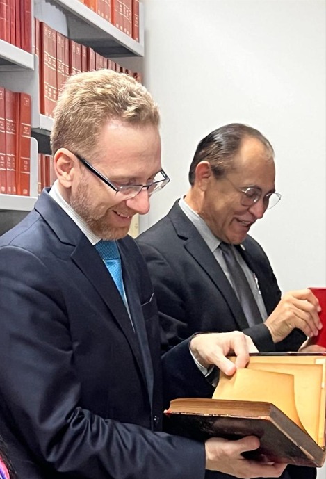 foto colorida dos  juízes Carlos Böttcher do Tribunal de Justiça de São Paulo (TJSP) e membro do Comitê do Programa Nacional de Gestão Documental e Memória do Poder Judiciário (Proname/CNJ) e Claudemiro Avelino do Tribunal de Justiça do Alagoas (CMC/TJAL) e curador do Centro de Cultura e Memória do Poder Judiciário de Alagoas.