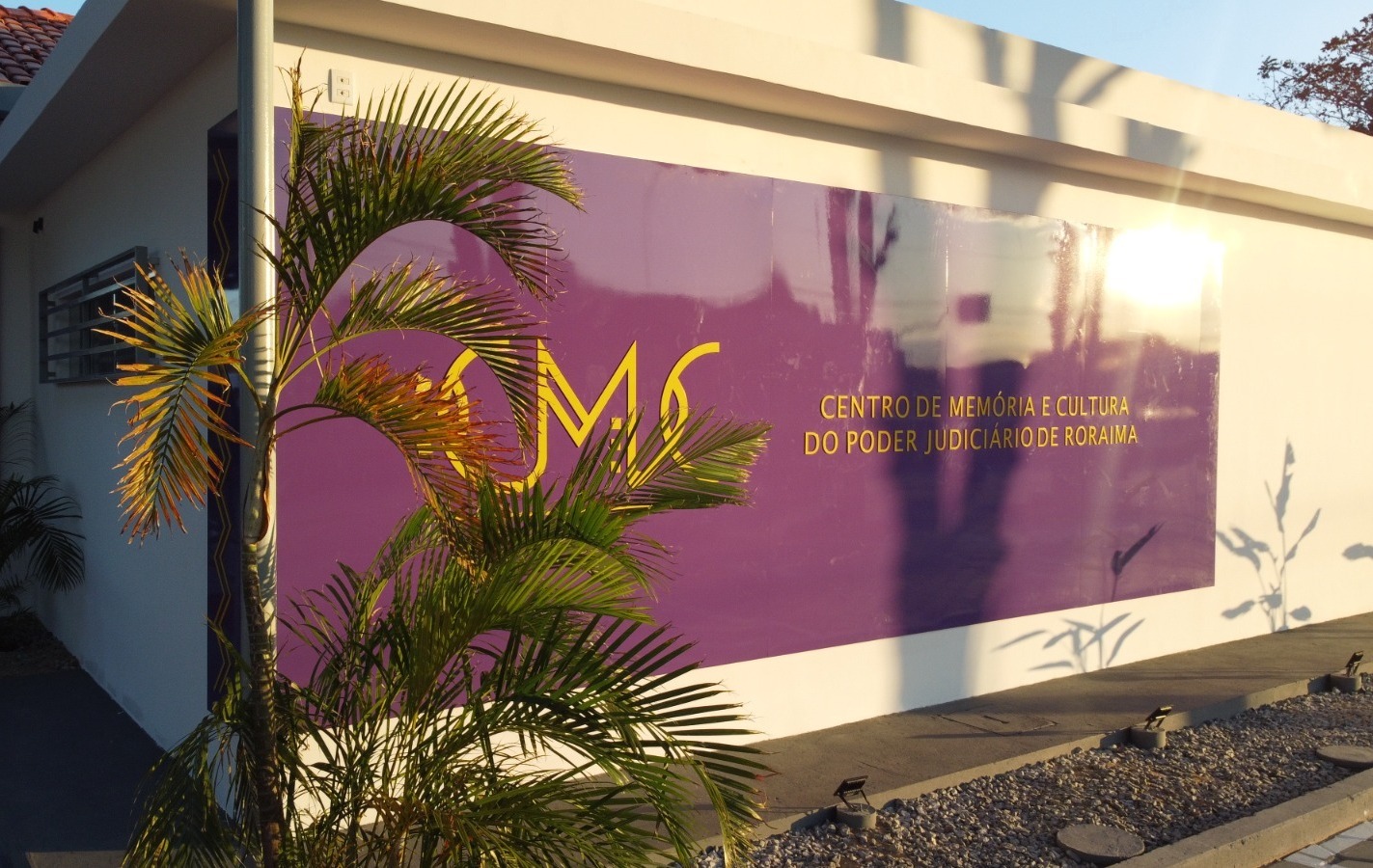 Imagem colorida mostra a fachada de entrada do Centro de Memória e Cultura do Poder Judiciário roraimense (CMC/TJRR). 