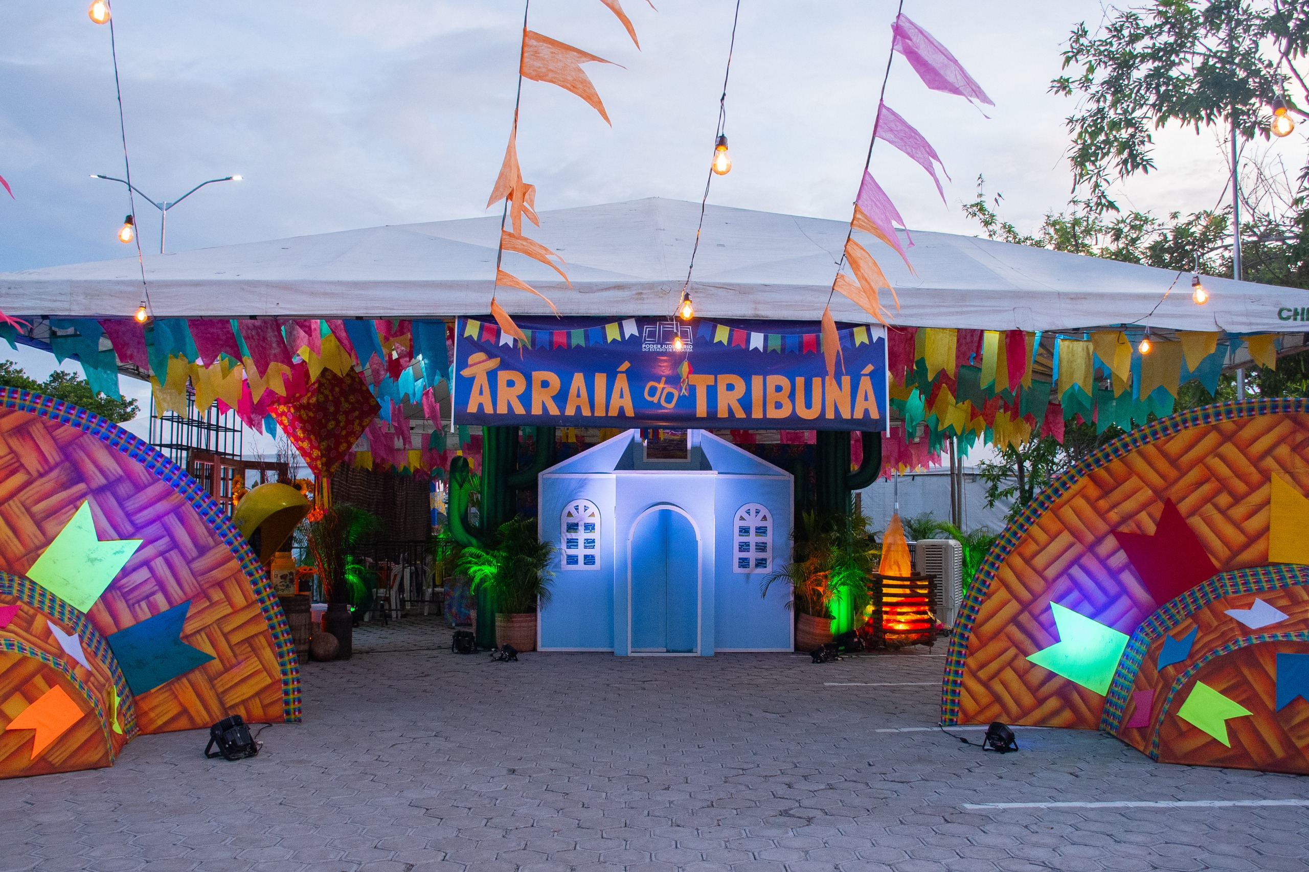Imagem colorida mostrando a entrada Arraiá do Tribuná