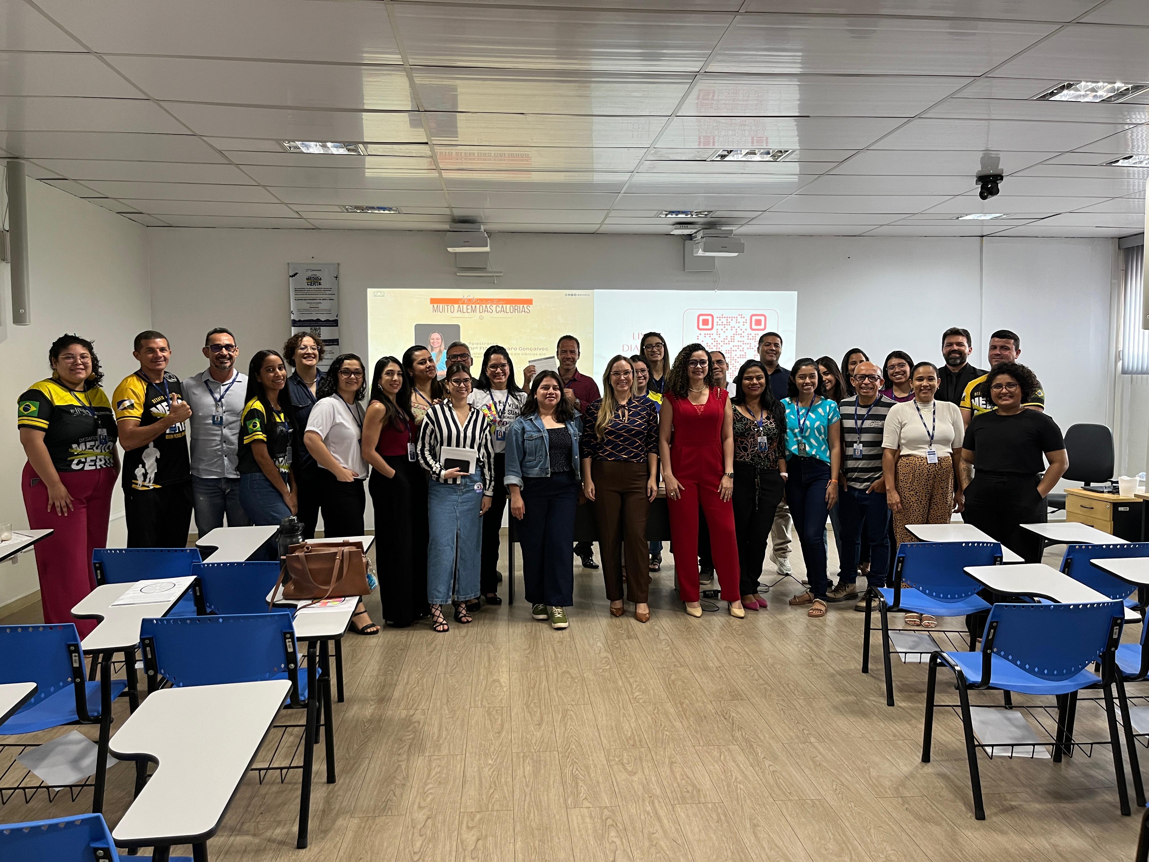 foto colorida da turma reunida pousando para a fotografia