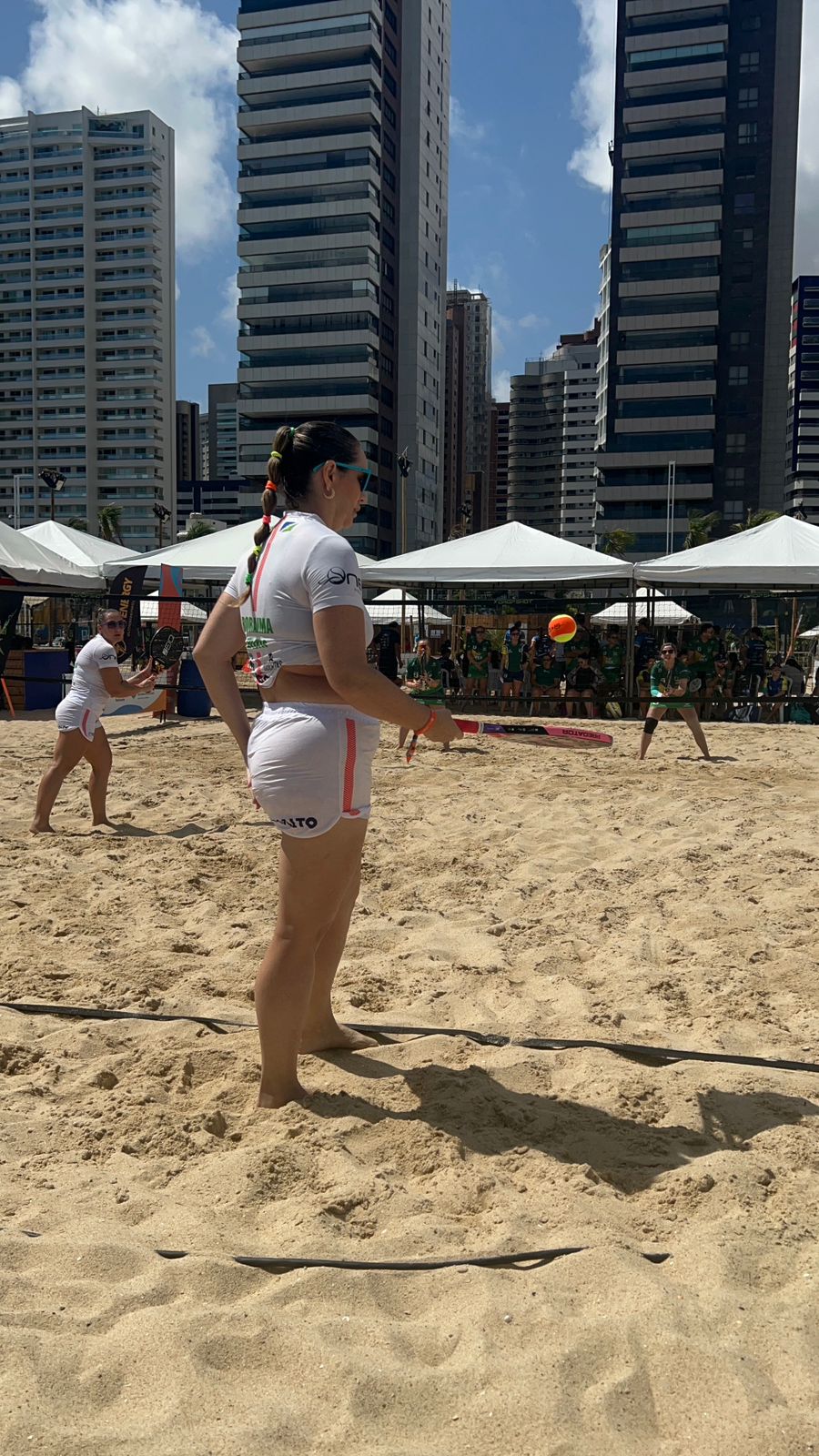 Imagem colorida mostrando jogadoras no torneio