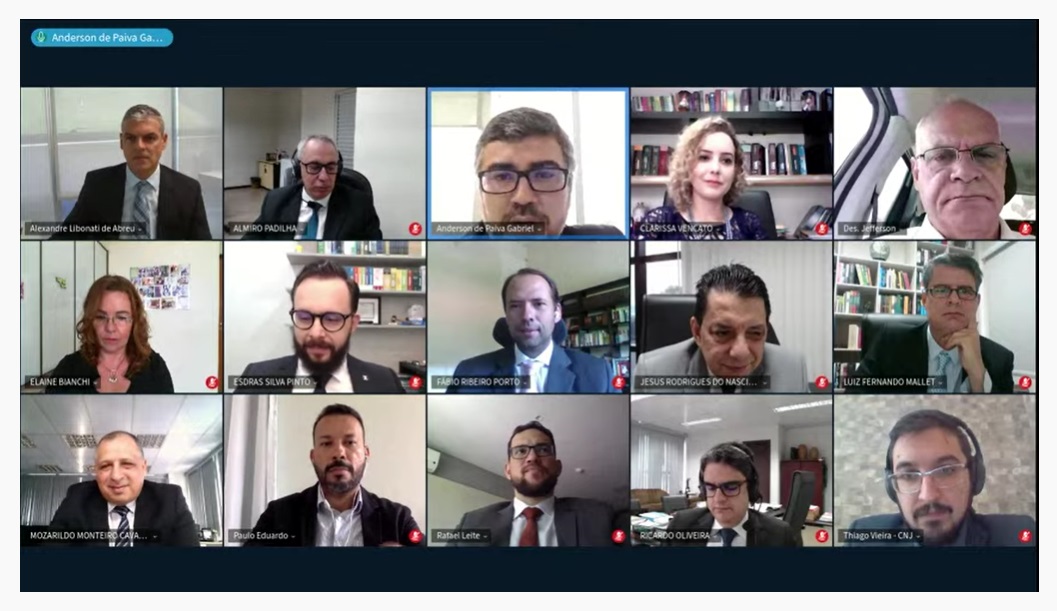 Foto de reunião online, com foto de servidores participando de videoconferência.