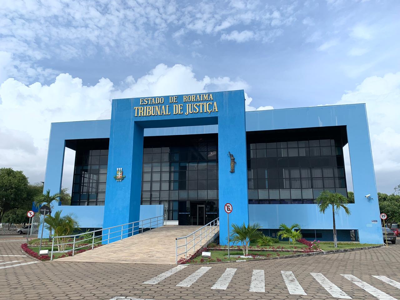 Foto frontal da área externa do Palácio da Justiça.