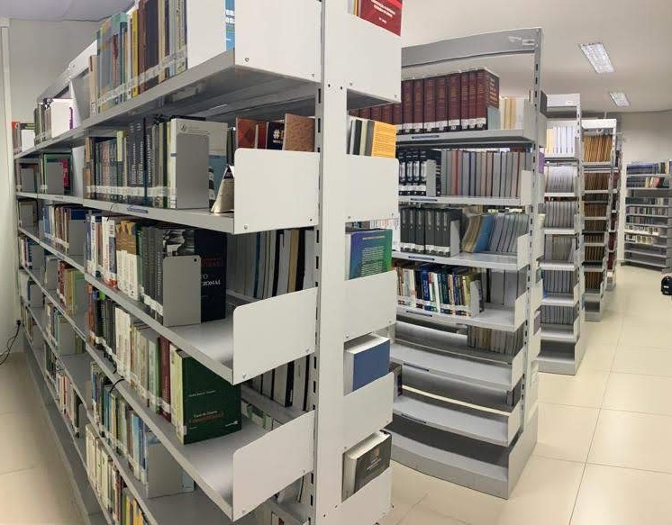 Foto dos armários com livros da Biblioteca do Tribunal de Justiça.