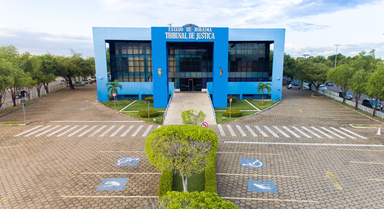 Foto da área externa do Palácio da Justiça.