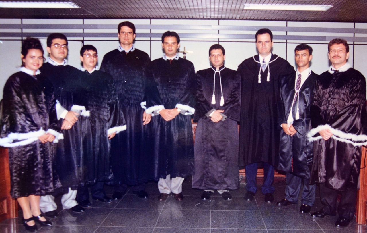 Foto de posse de juízes em 1996, com nove juízes trajados e de pé para foto oficial. 