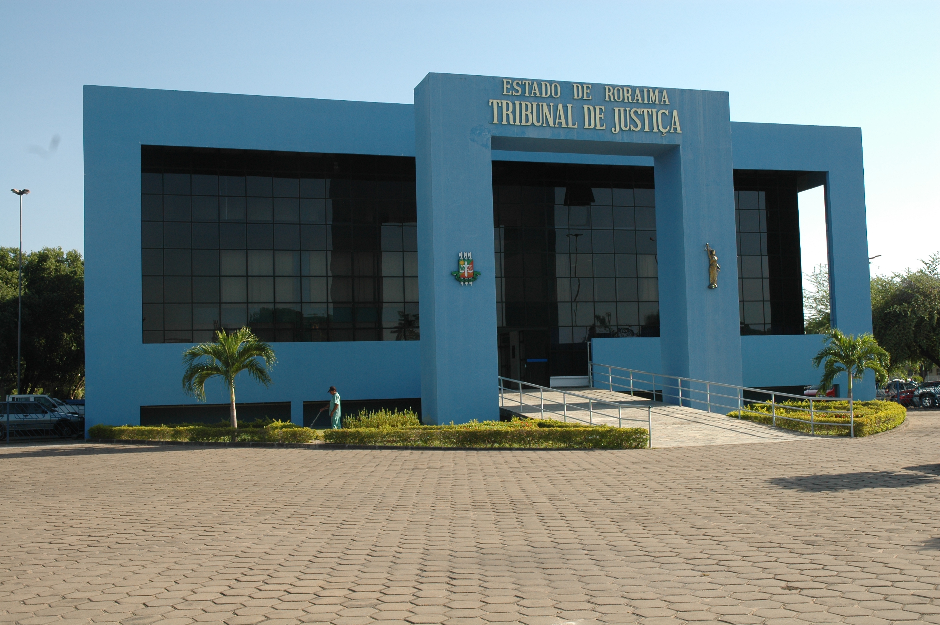 Foto da área externa do Palácio da Justiça.