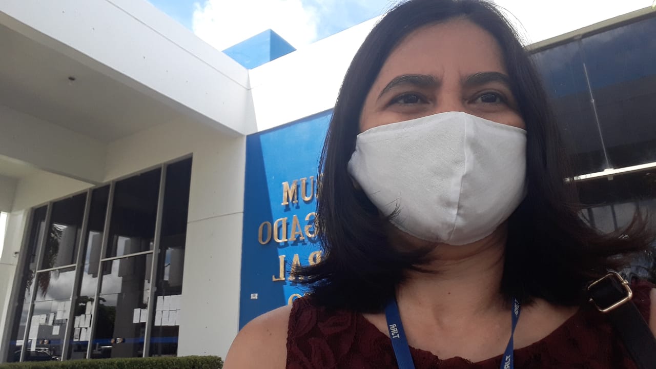 Foto de Jucinelma Carvalho, servidora do Tribunal de Justiça, em frente ao Fórum Sobral Pinto.