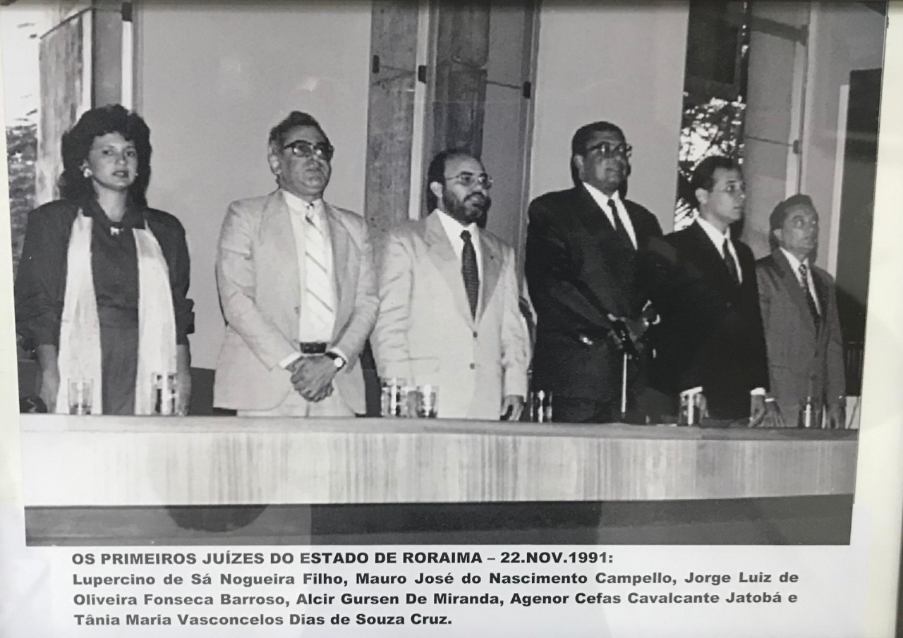 Foto antiga em preto e branco dos primeiros juízes do estado de Roraima, com eles de pé.