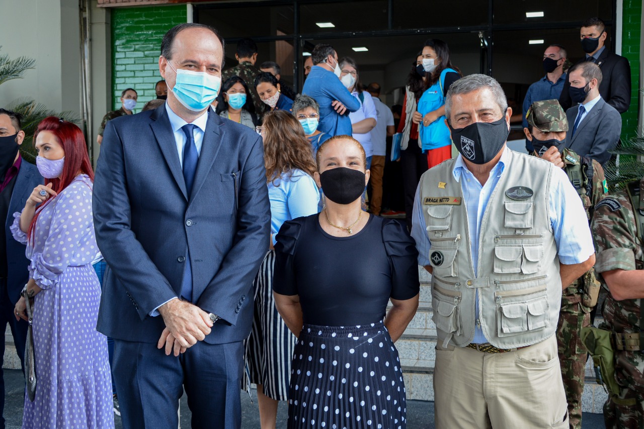 Presidente do Tribunal de Justiça e Ministro da Defesa de pé posando para foto, com várias pessoas atrás deles.