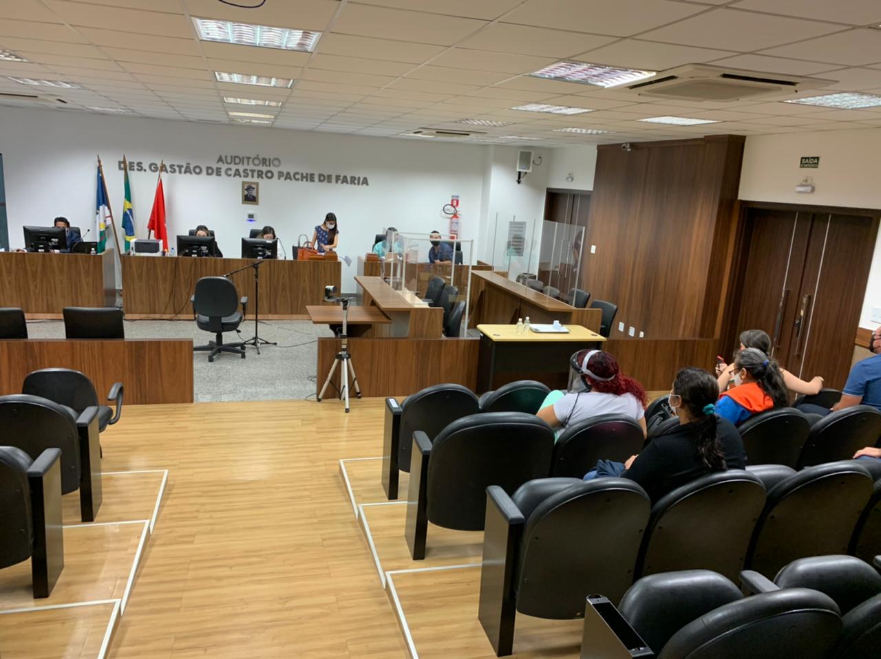 Foto do Auditório Desembargador Gastão de Castro, mostrando pessoas na bancada e pessoas sentadas nas cadeiras da platéia 