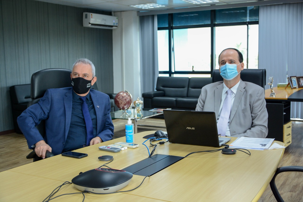 Foto do Coordenador do Comitê Gestor da Justiça Restaurativa, Luiz Fernando Keppen e o desembargador Cristóvão Suter, Presidente do Tribunal de Justiça em mesa de reuniões, com notebook em cima dela.