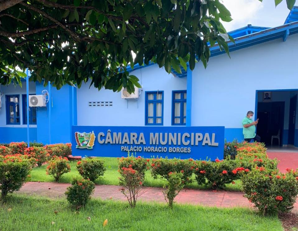 Visão externa da fachada da Câmara Municipal de Caroebe.