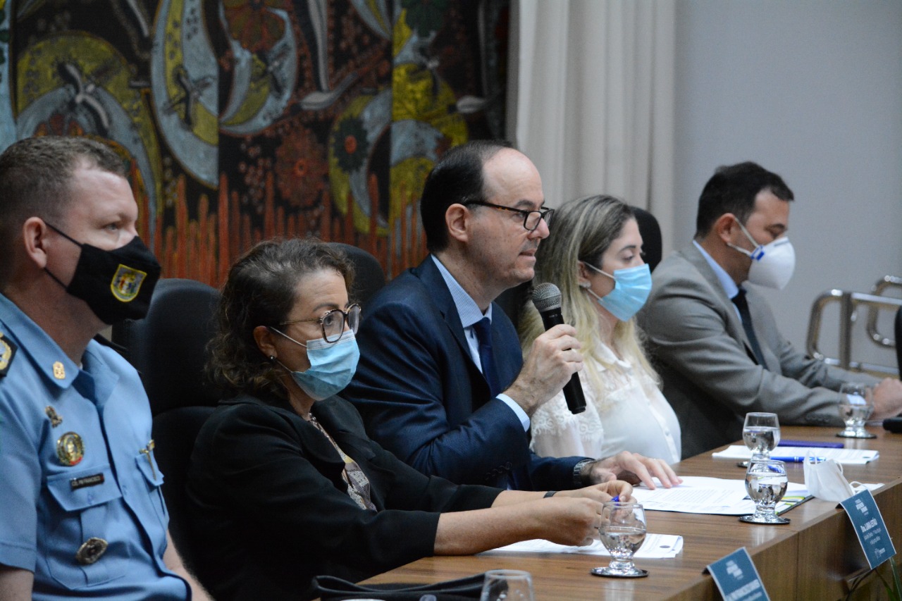 Presidente do Tribunal de Justiça de Roraima, desembargador Cristovão Suter segurando um microfone para discursar 