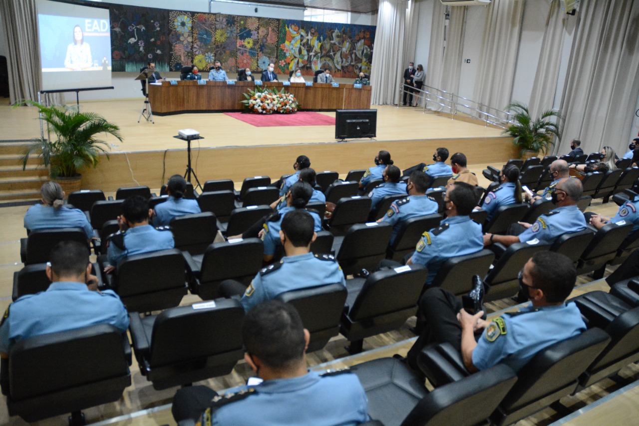 Soldados da policia militar sentados no Auditório do Fórum Advogado Sobral Pinto durante o evento 