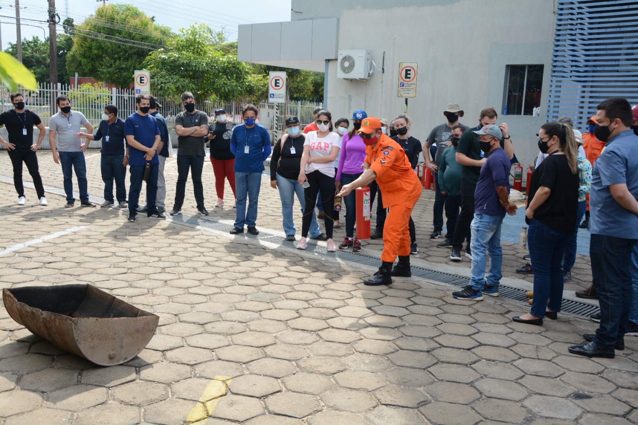 Bombeiro demonstrando como apagar um principio de incêndio 