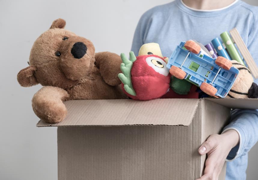 Uma criança segurando uma caixa de brinquedos 