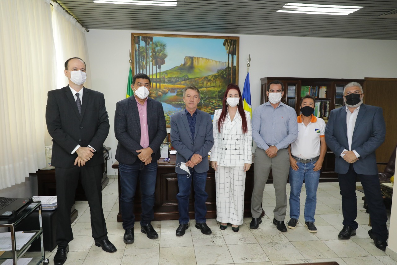 Presidente do TrIbunal de Justiça de Roriama, desembargador Cristovão Suter, posando para a foto com demais representantes publicos do Estado