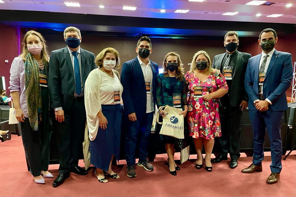 Juiz coordenador da infância e juventude CIJ/TJRR posando para foto ao lado de outros representantes do poder judiciário dirante evento em Porto Alegre/RS