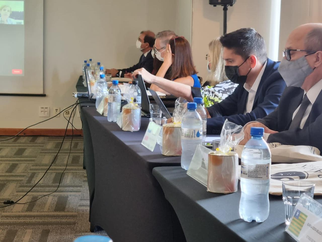 mesa com autoridades do poder judiciario durante  ação em Porto Alegre/RS