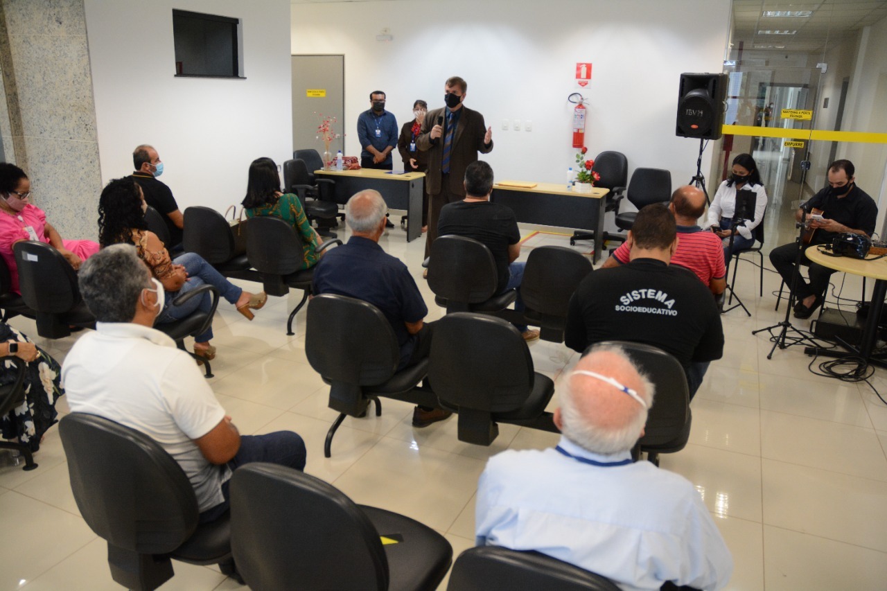  Juiz titular da Vepema, Alexandre Magno, discursa frente a uma plateia formada por representantes dos projetos sociais contemplados.