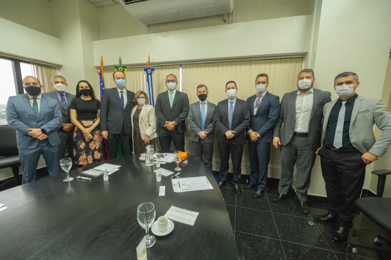 Na imagem contém o Presidente Cristóvão Suter posando pra foto juntamente com sua comitiva do Justiça Itinerante em reunião com os representantes do TJAM  para abordar o Justiça Itinerante aos Yanomamis 