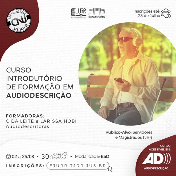 Banner de divulgação do curso de audiodescrição, com foto de um senhor com deficiência visual sentado em banco de praça com o celular na mão e fones de ouvido.