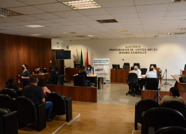 Pessoas sentadas no Auditório no julgamento realizado pela 2ª Vara do Tribunal do Júri do Tribunal de Justiça de Roraima (TJRR).