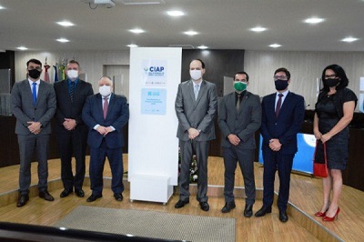 Delegação do Conselho Nacional de Justiça em pé para foto oficial após assinatura do termo de repactuação do programa Fazendo Justiça em Roraima.