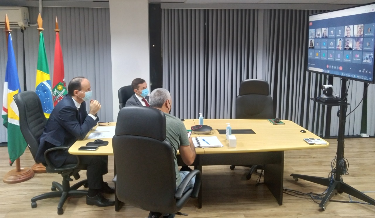 Imagem colorida mostrando o presidnete do Tribunal de Justiça de Roraima, desembargador Cristovão Suter, juntamento com o juiz auxiliar da presidência, Bruno Costa, durante aula inaugural do programa Residência Judicial 