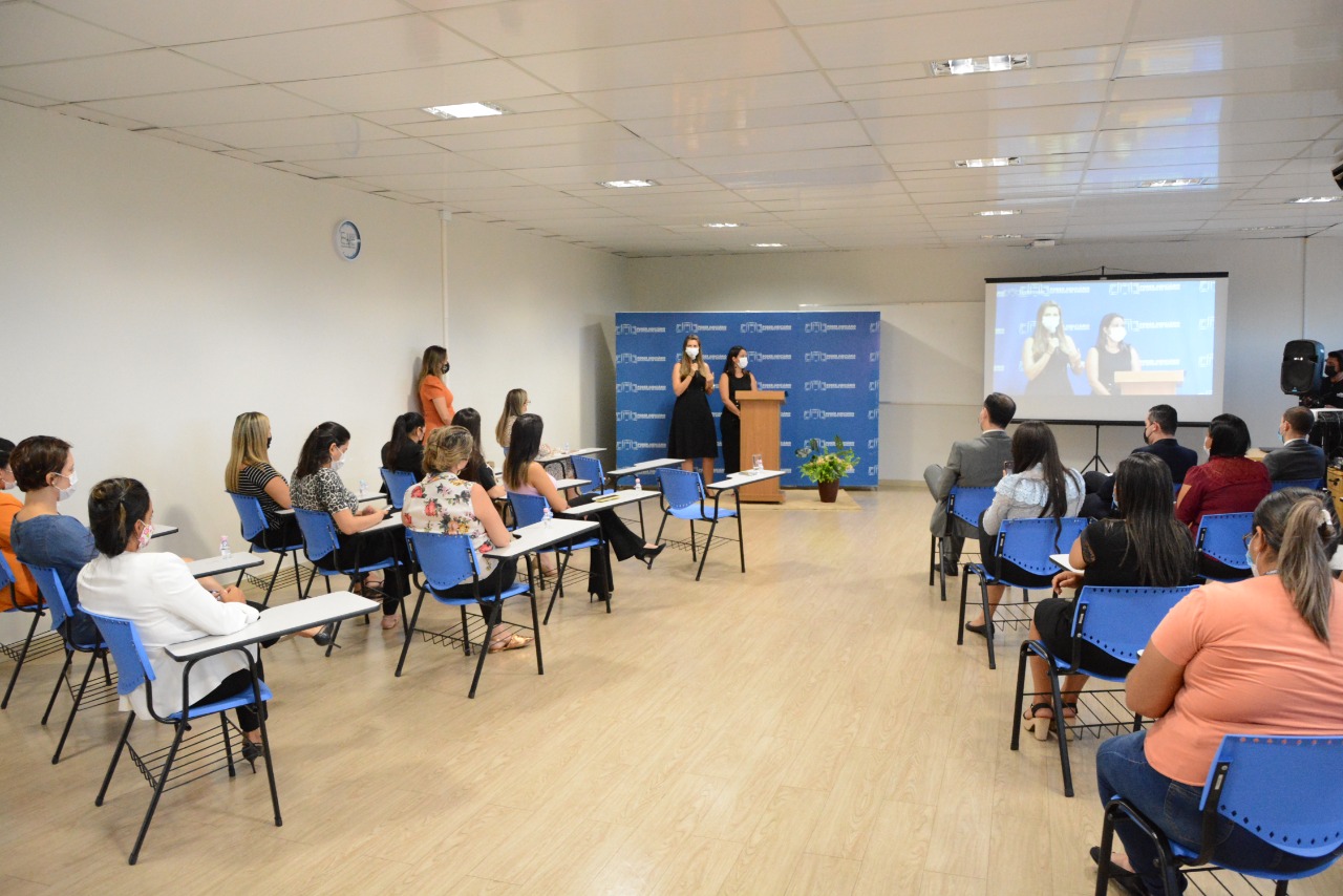 servidora do TJRR e Jane Dryelle, pedagoga e responsável pelo programa Primeiros Passos discursando no lançamento do programa.