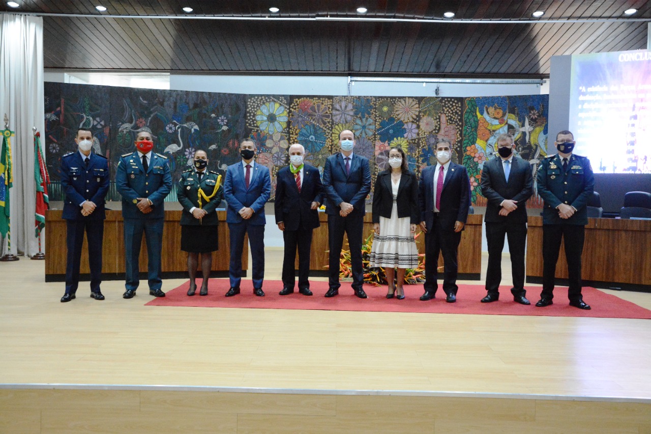 Foto colorida mostra autoridades do poder judiciário e militar de Roraima e Brasília no auditório do Fórum Advogado Sobral Pinto. 