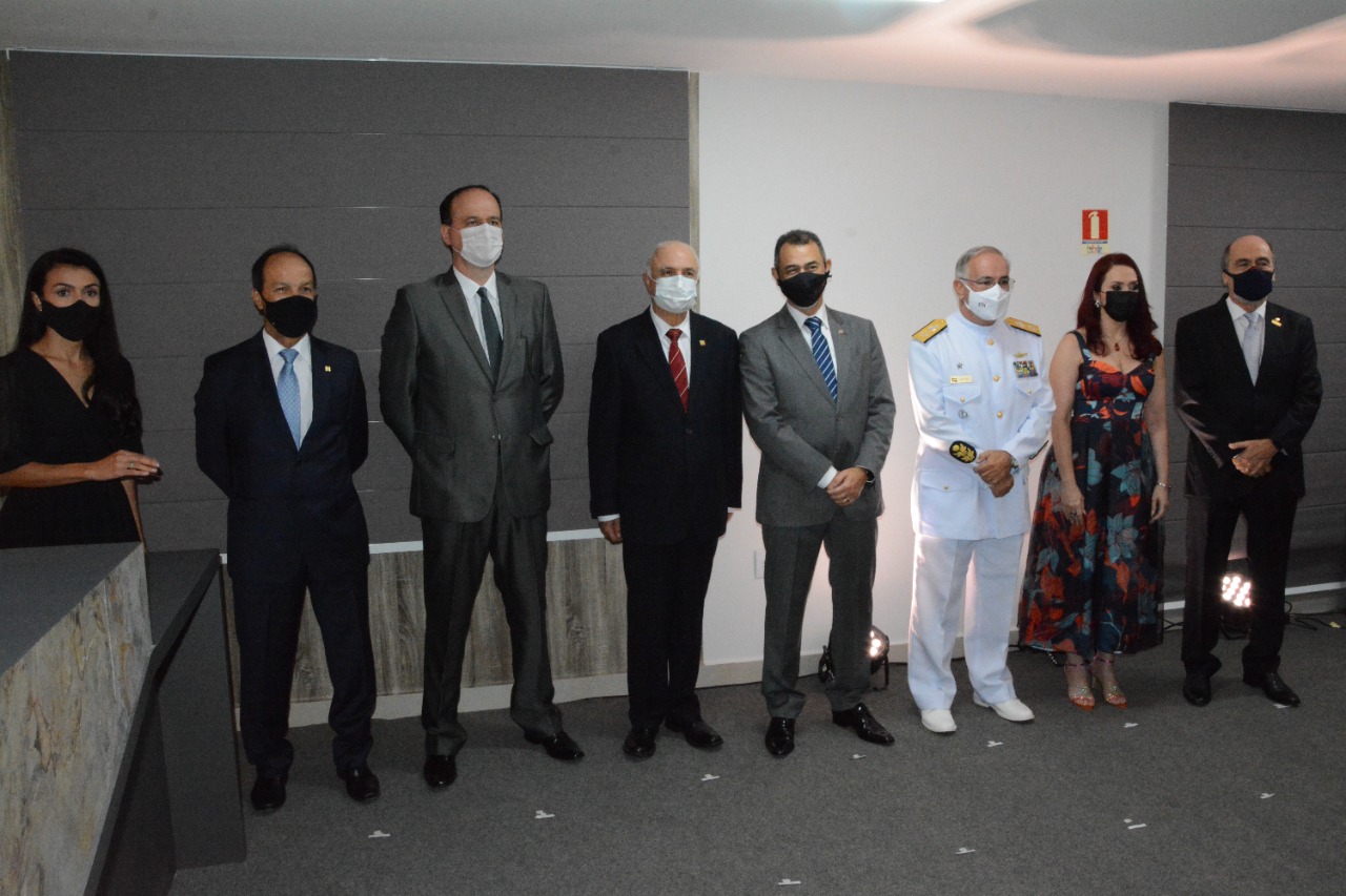 Foto colorida mostra presidente do TJRR, desembargador Cristóvão Suter, posando para foto juntamente com outras autoridades da Justiça Militar e Ministério Público durante a inauguração da sede da Procuradoria de Justiça Militar em Boa Vista