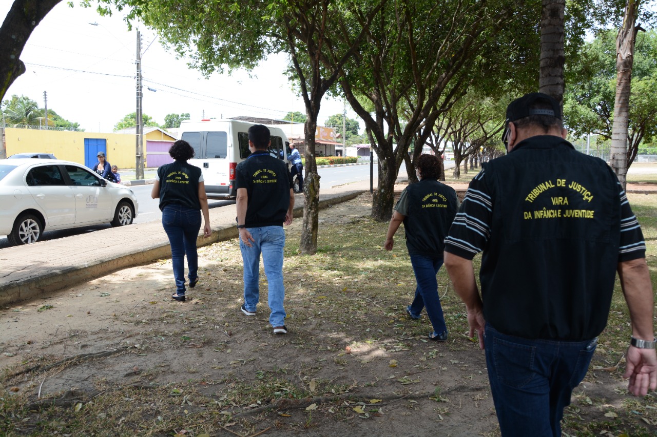 Agentes da divisão de proteção de costas prar a câmera