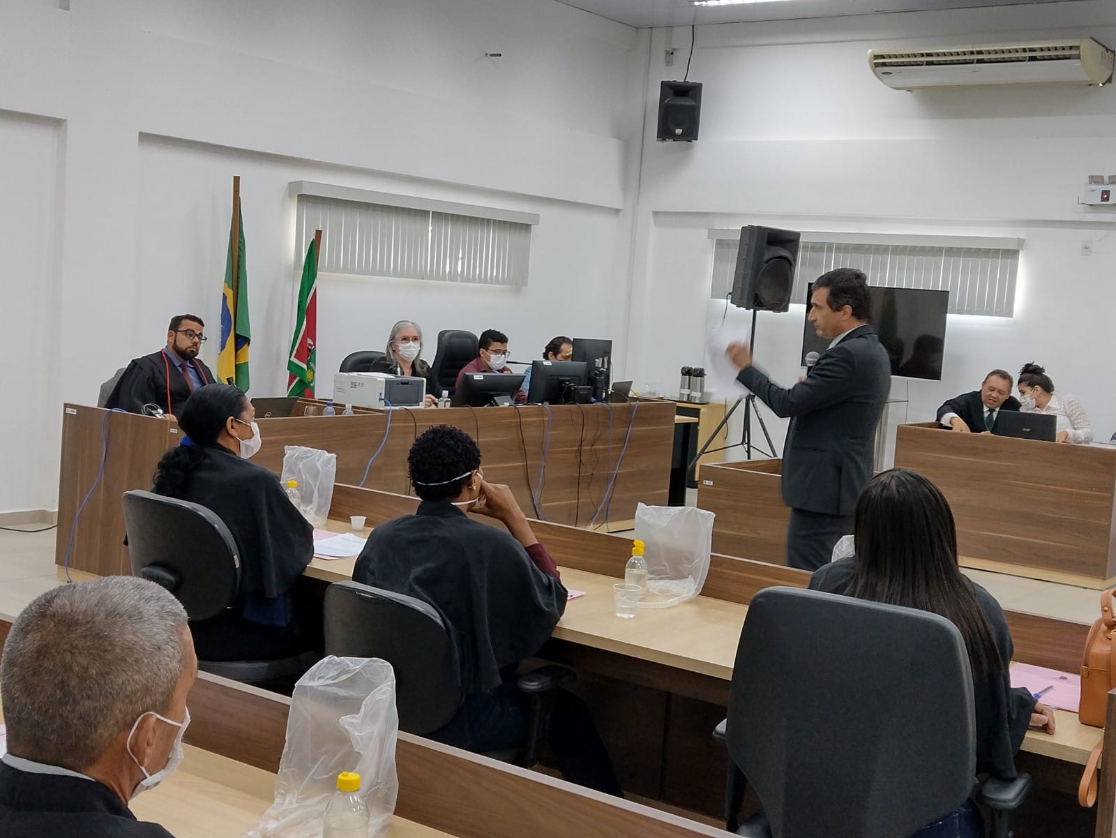 Imagem colorida contém 11 pessoas, durante sessão do Tribunal do Júri Popular deste ano, na comarca de Mucajaí do TJRR. 