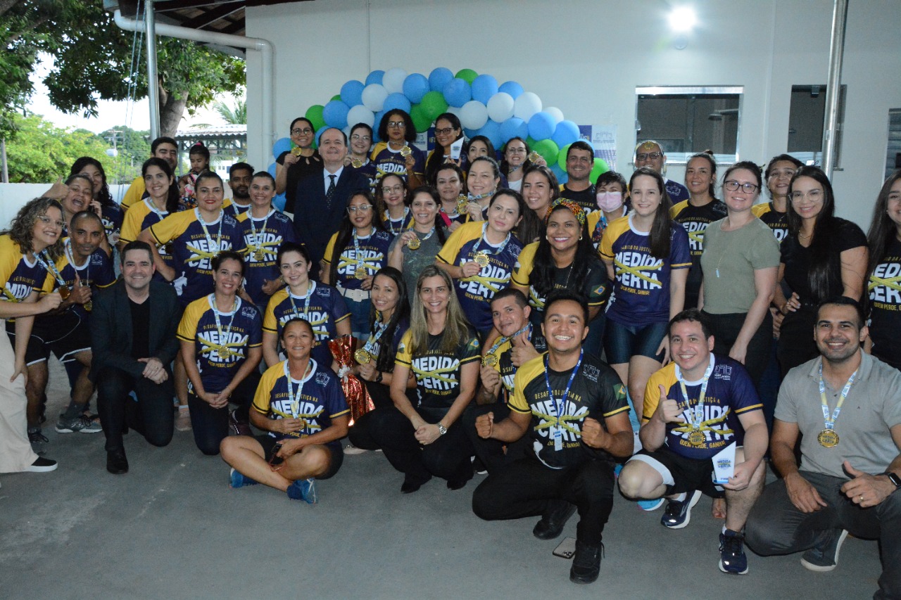 Foto colorida contém todos os participantes e organizadores posando para foto oficial ao final da 2ª edição do Desafio Justiça na Medida Certa: Quem perde ganha, reunidos no Centro Médico e de Qualidade de Vida do Tribunal de Justiça de Roraima. 